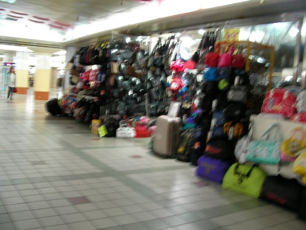 カバンが売られている南浦地下ショッピングセンター（南浦地下商街）の風景